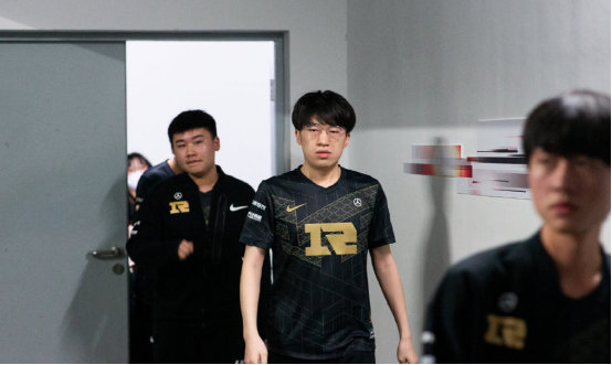八年比肩同 八年比肩同
